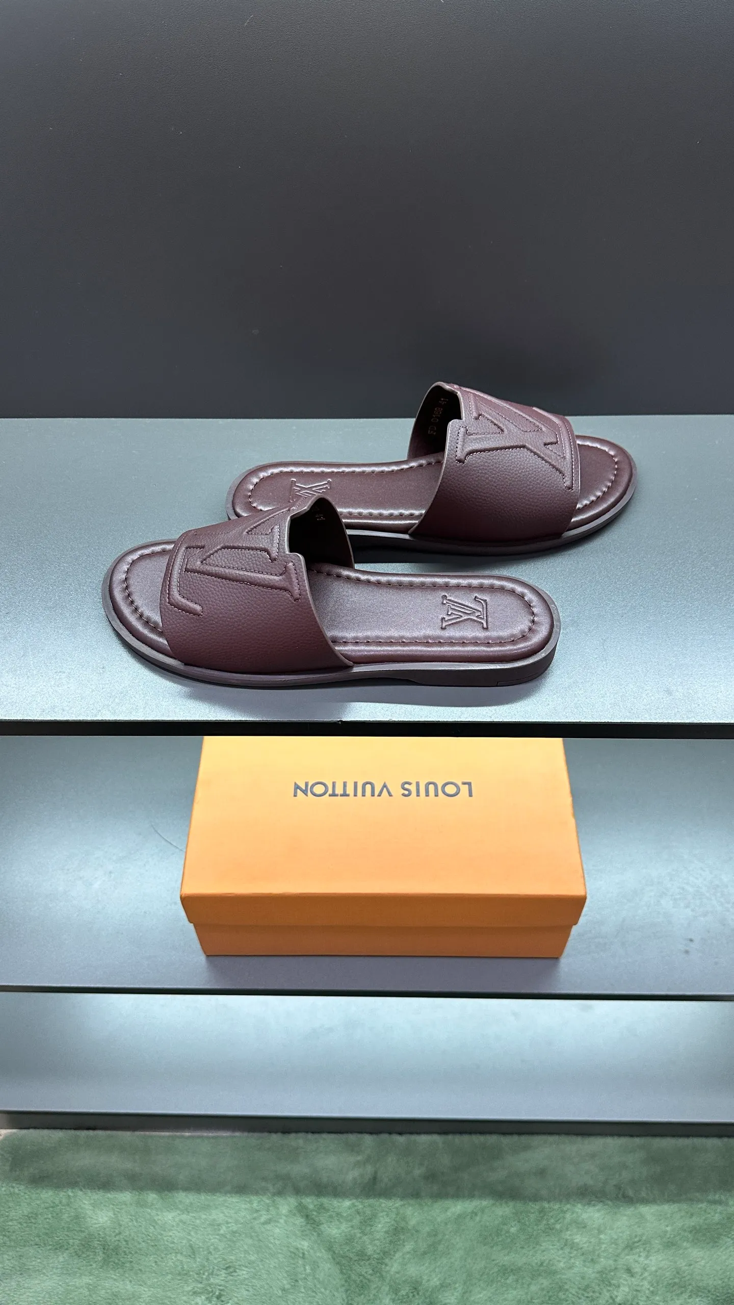P280 🔍Top purchasing agent LV men's spring and summer slippers counter synchronized. The uppers are made of cowhide fabric imported from Italy, with logo graphics and high-quality craftsmanship. The soles are: original soles specially provided by the original factory. Exclusive molded soles are super comfortable. Original factory follow-up orders. 🔍🔍High quality. You can enter and exit the counter at will. Welcome to compare. Size 38-45